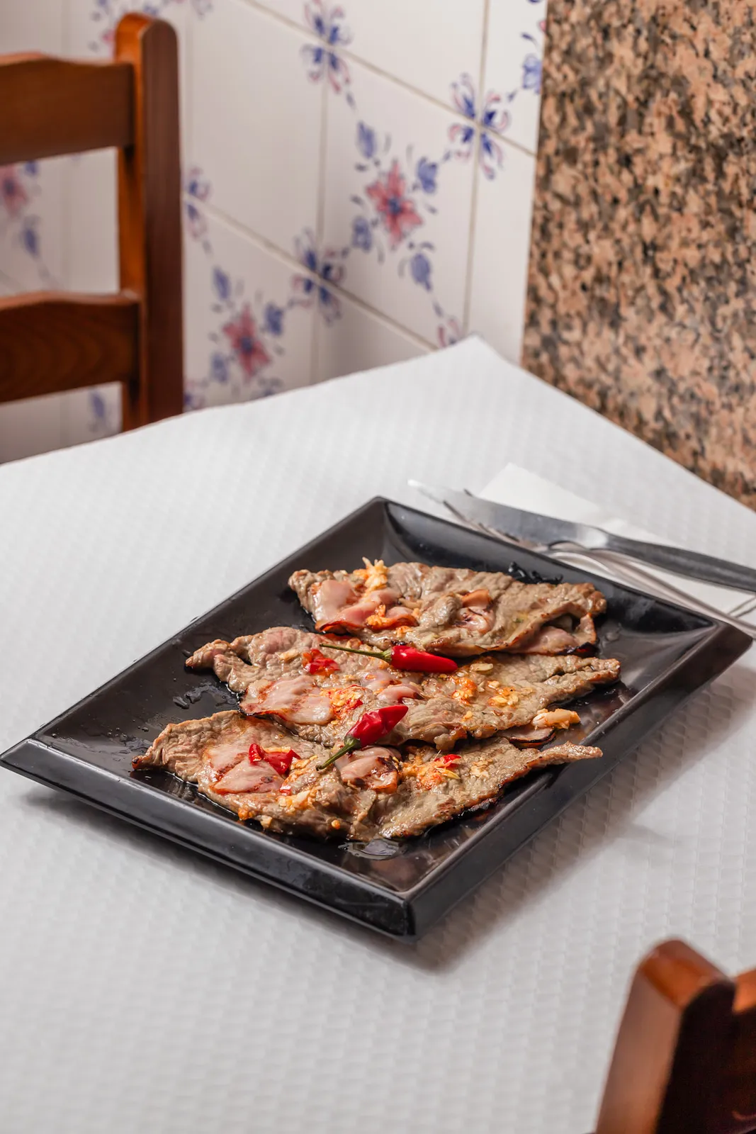 Carne grelhada, à mesa do bairro